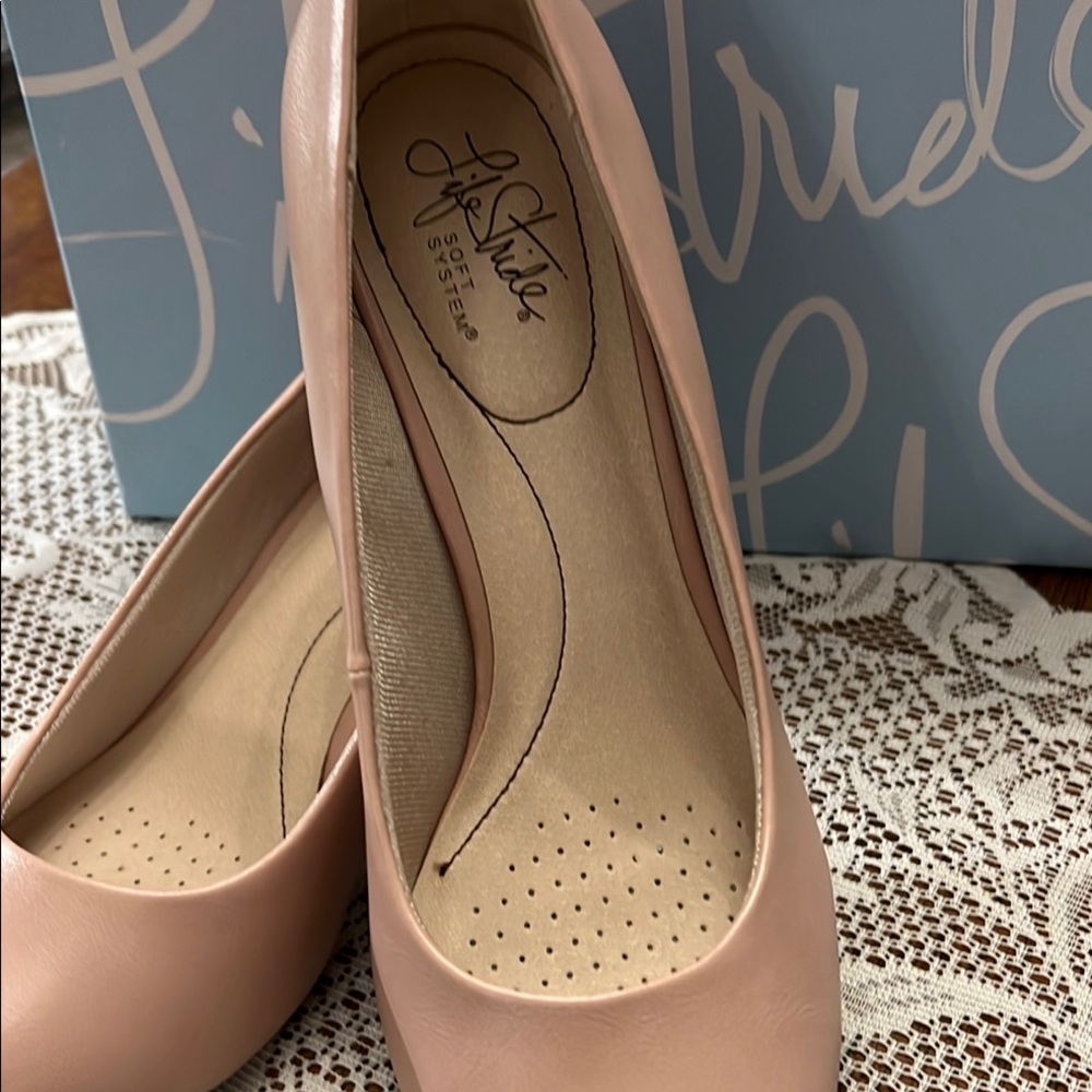 Life Stride Women's Soft Blush Pumps Sz. 10M Soft Blush Smoke free Worn 1x